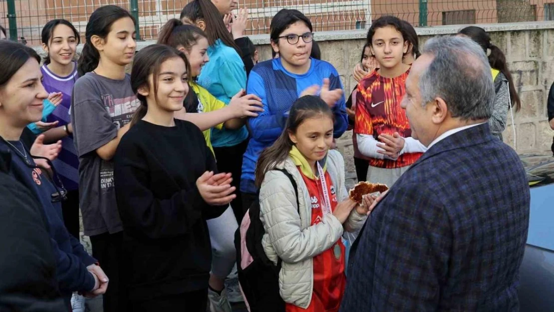 Başkan Yalçın'dan şampiyon öğrencilere tebrik