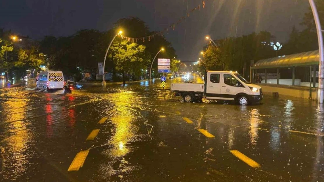 Başkentte sağanak etkili oldu: Ev ve iş yerlerini su bastı, araçlar mahsur kaldı