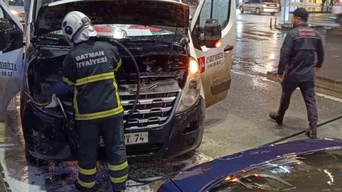 Batman'da park halindeki kamyonet alev alev yandı