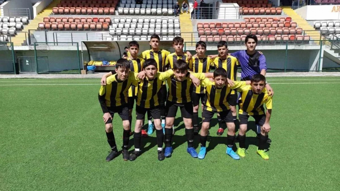 Bayburt Ortaokulu futbol takımı bölge şampiyonu