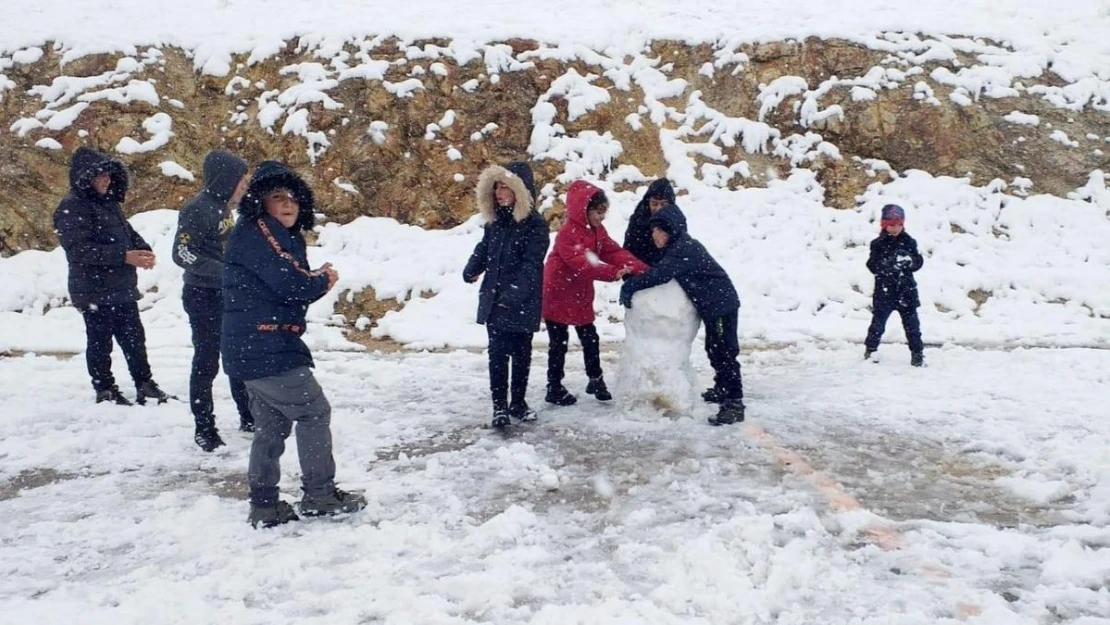 Bayburt'ta çocukların kar sevinci