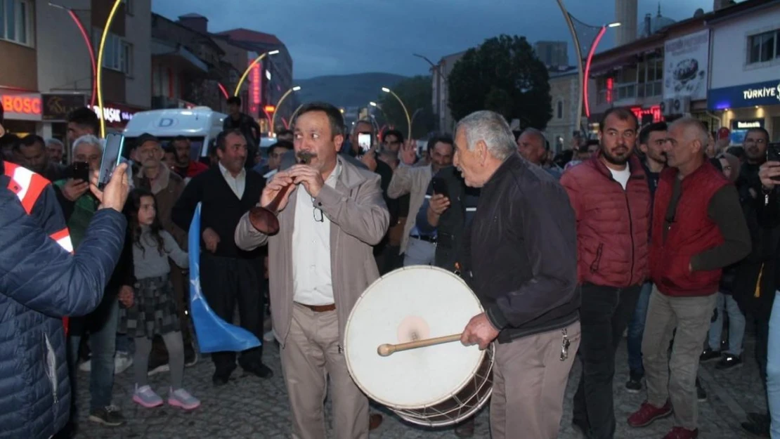 Bayburt'ta davul zurnalı seçim kutlaması erken saatlerde başladı