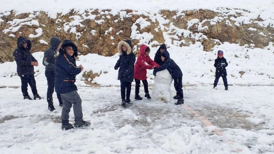 Bayburt'ta kar nedeniyle okullar 1 gün tatil edildi