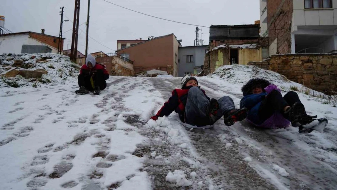 Bayburt'ta kar nedeniyle okullar 1 gün tatil edildi