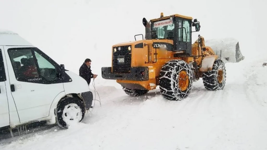 Bayburt'ta kardan kapanan köy yolları yeniden ulaşıma açıldı