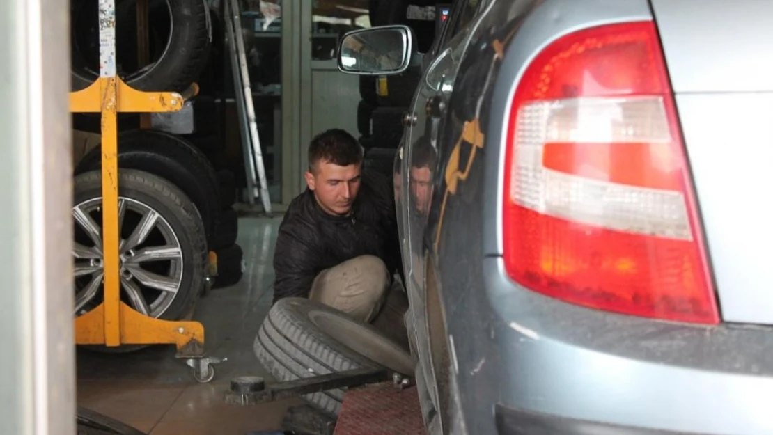 Bayburt'ta oto lastikçilerde kış lastiği değişim yoğunluğu yaşanıyor