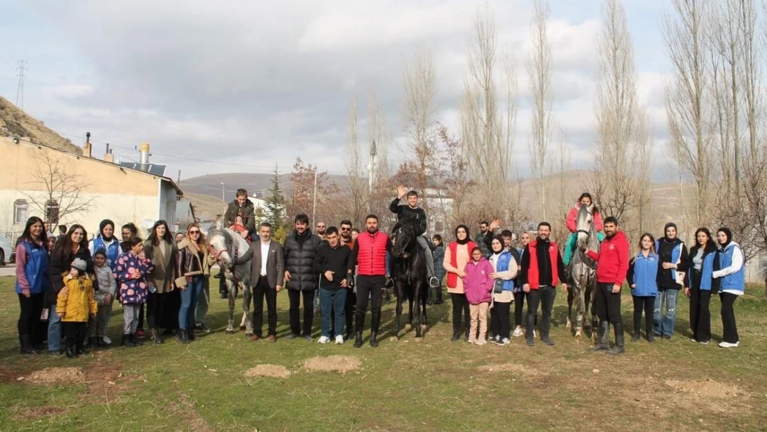 Bayburt'tan yürekleri ısıtan görüntü: Özel çocuklar ilk defa atlarla tanıştılar