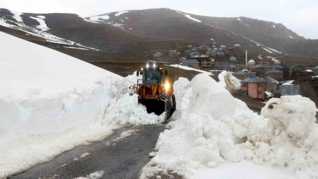 Bayburt-Trabzon arasında baharda karla mücadele