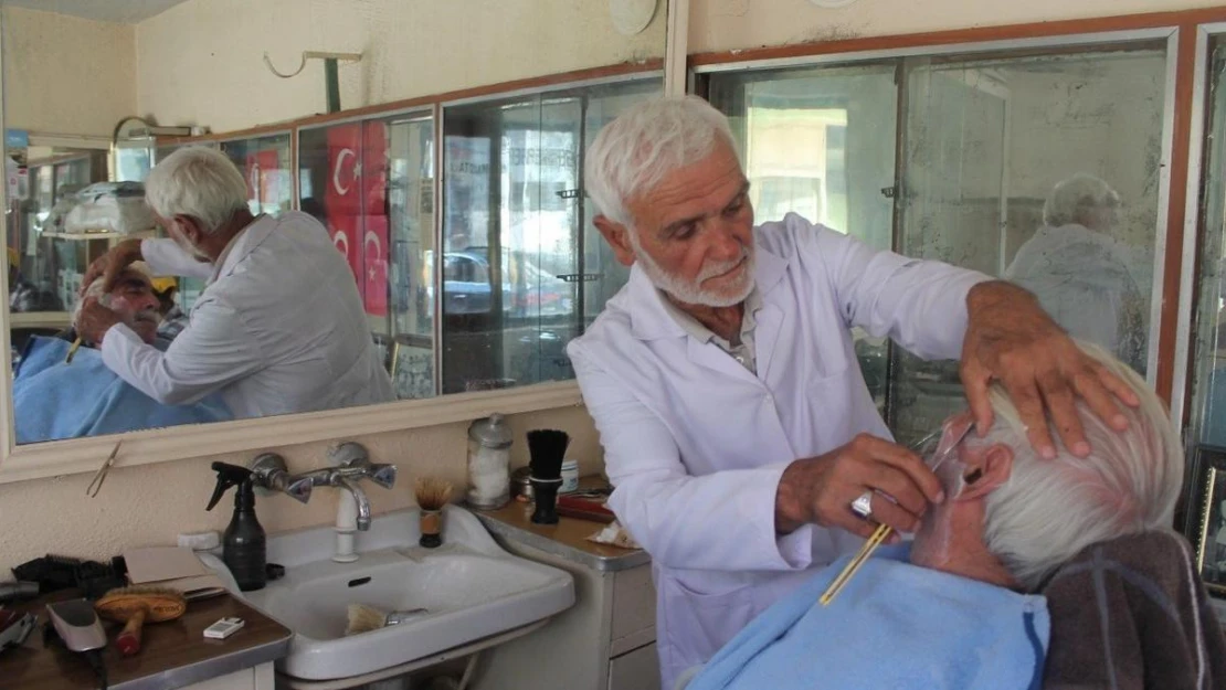 Bayburt'un en yaşlı berberi mesaiye radyonun düğmesine basarak başlıyor