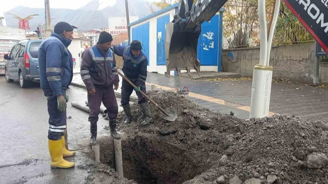 Belediye arıza ekibinin zorlu mesaisi