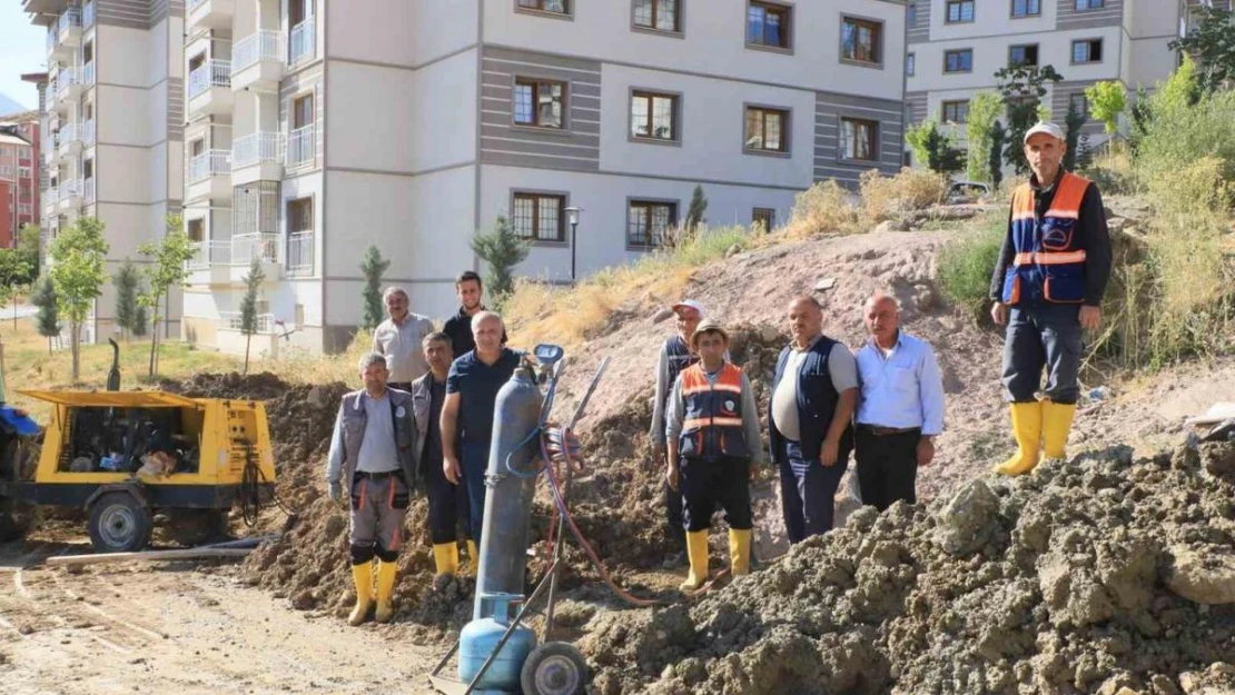 Belediye çalışanları sıcaklarla mücadele gediyor