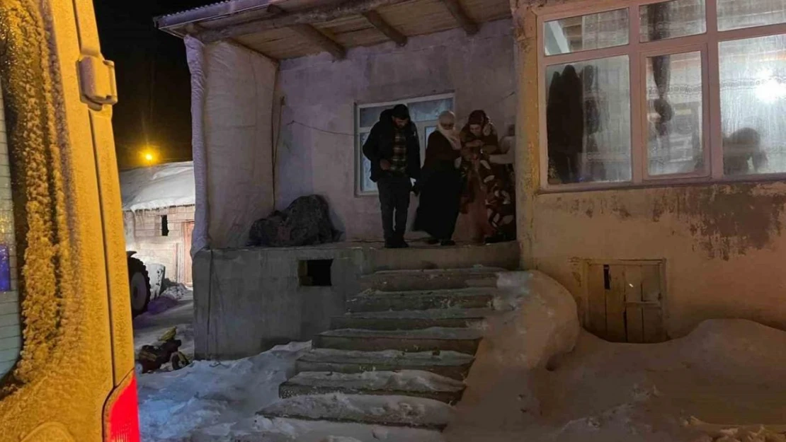 Belediye gelmeyince kendi imkanlarıyla yolu açıp hastalarını hastaneye ulaştırdılar