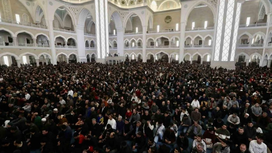 Berat Kandili'nde Şahinbey Millet Camii doldu taştı