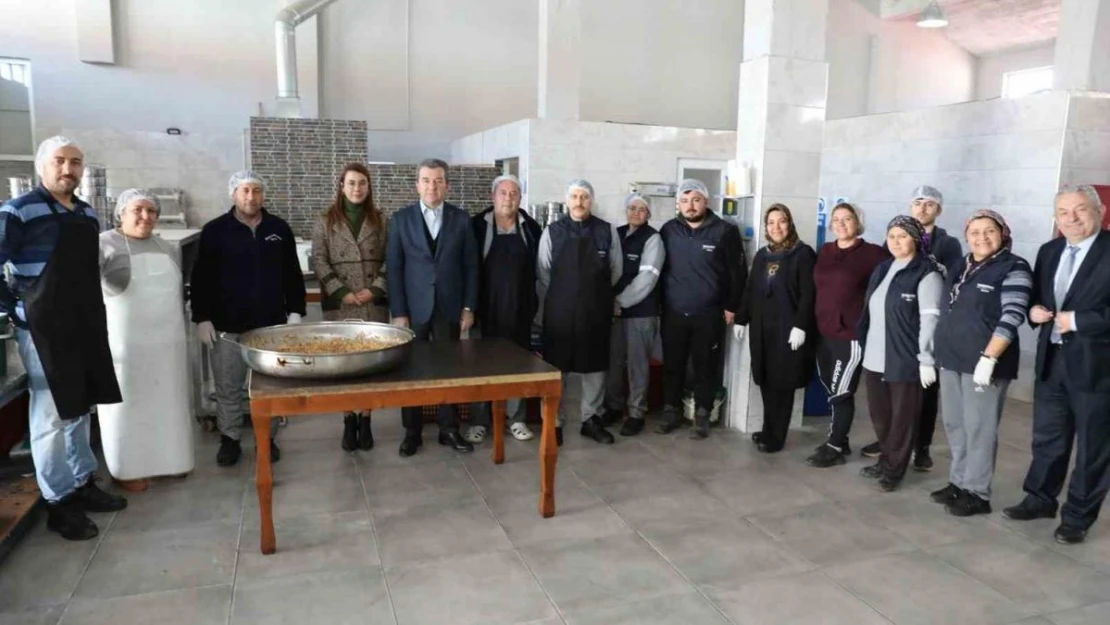 Bergama Belediyesinden ihtiyaç sahiplerine yemek ve gıda kolisi desteği