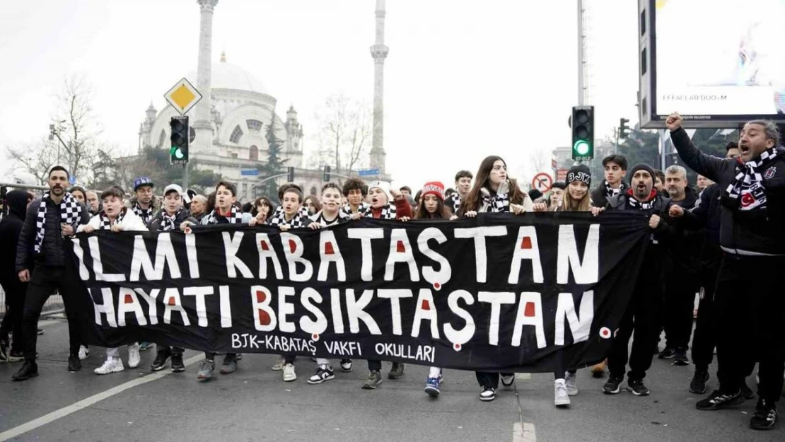 Beşiktaş taraftarından derbide takımlarına büyük destek