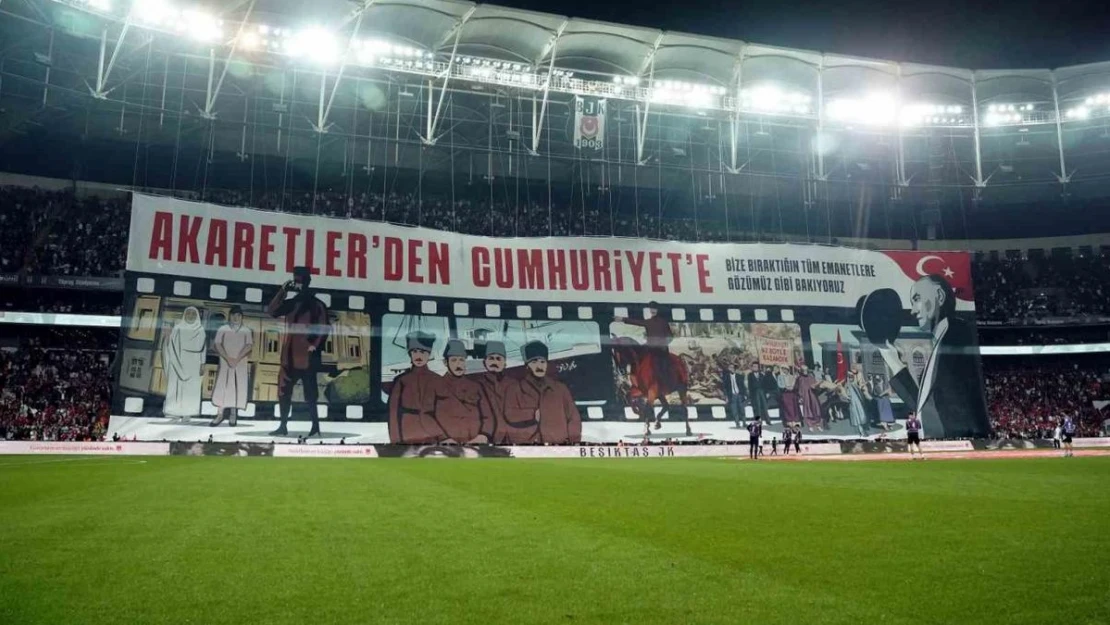 Beşiktaş tribünlerinden, Cumhuriyet'in 100. yılına özel koreografi