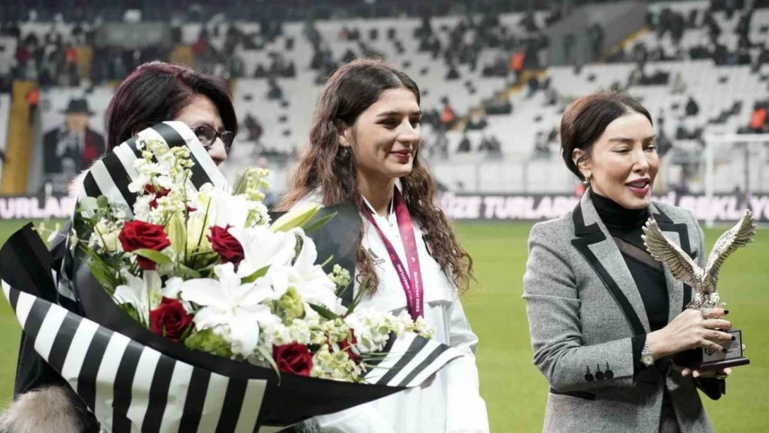 Beşiktaş yönetiminden, şampiyon güreşçi Nesrin Baş'a plaket