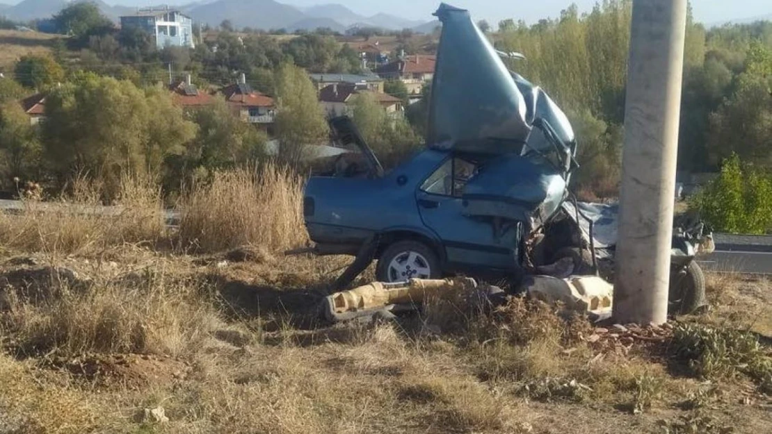 Beton direğe çarpan otomobilin sürücüsü ağır yaralandı