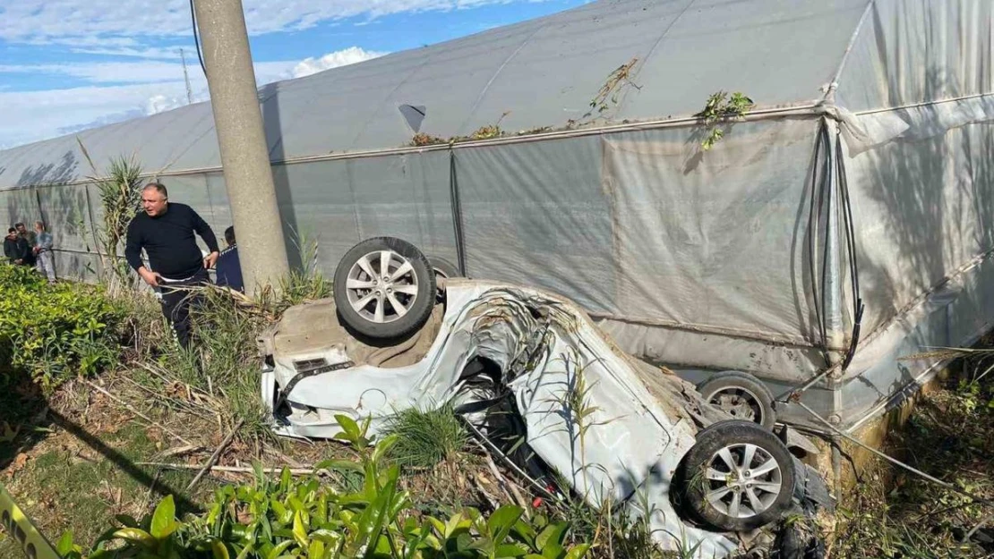 Beton direğe çarpan otomobilin 17 yaşındaki sürücüsü hayatını kaybetti