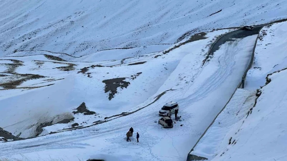 Beyaz gelinliğini giyen Nemrut'ta kış güzelliği