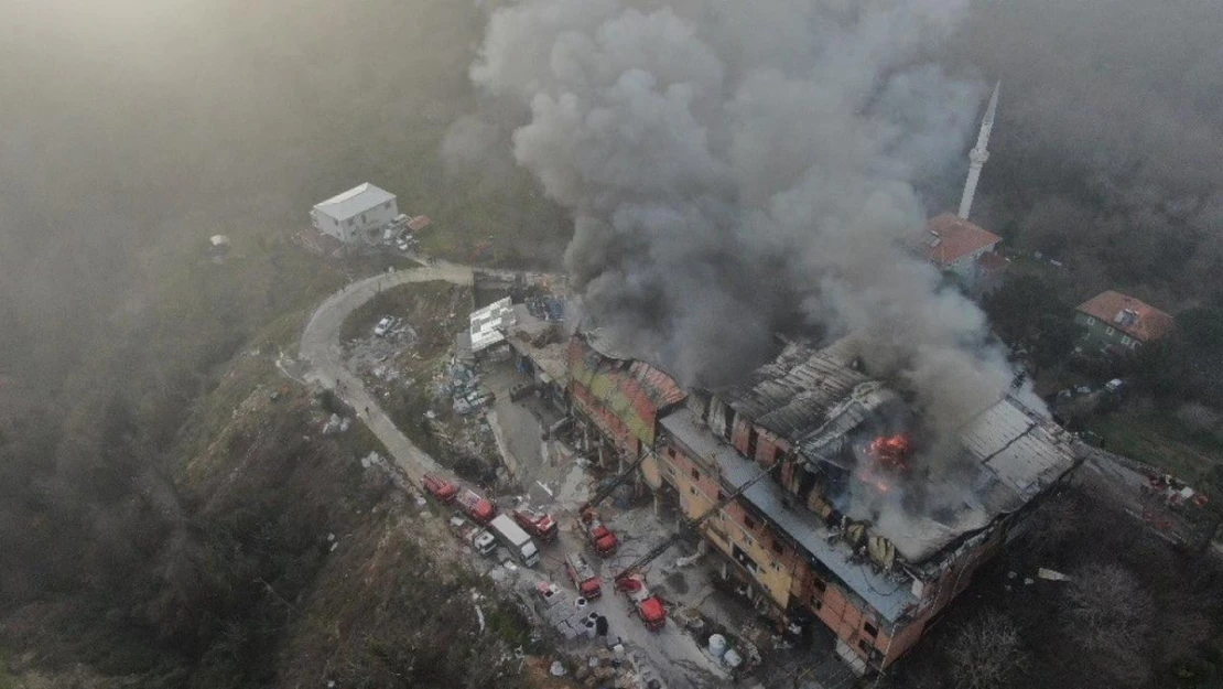 Beykoz'da fabrika yangını: Ekiplerin yangına müdahalesi sürüyor