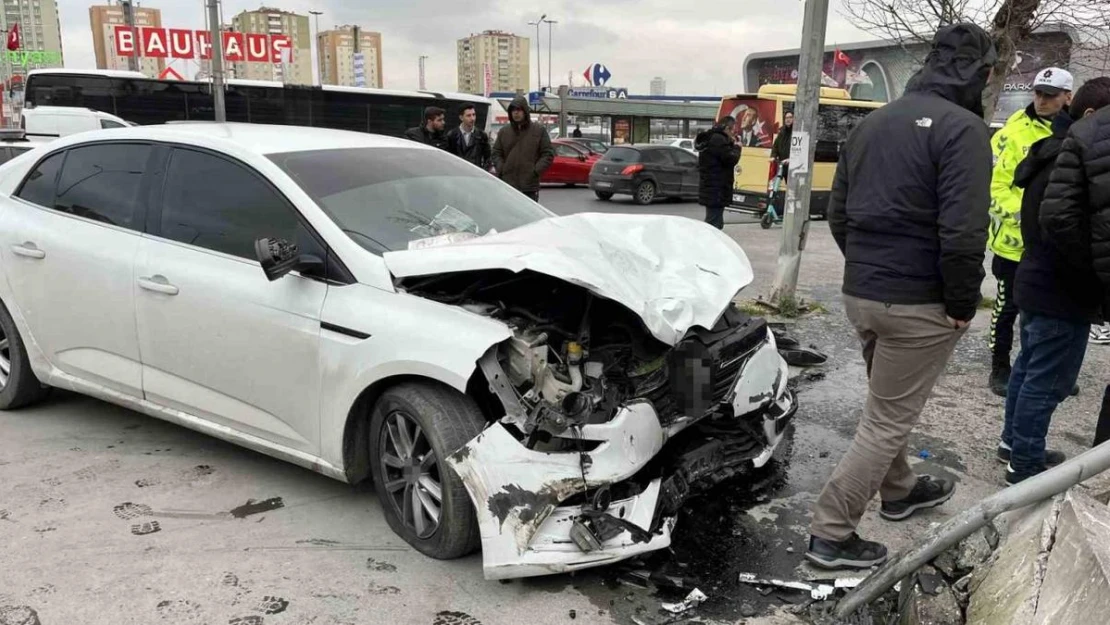 Beylikdüzü E-5 yan yolda feci kaza: 1'i ağır 3 yaralı