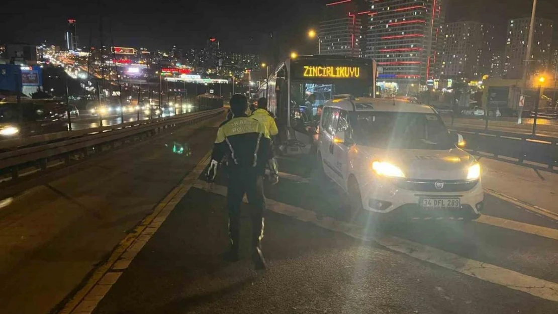 Beylikdüzü'nde arıza yapan metrobüsün şoförüne, karşı yönden gelen metrobüs çarptı