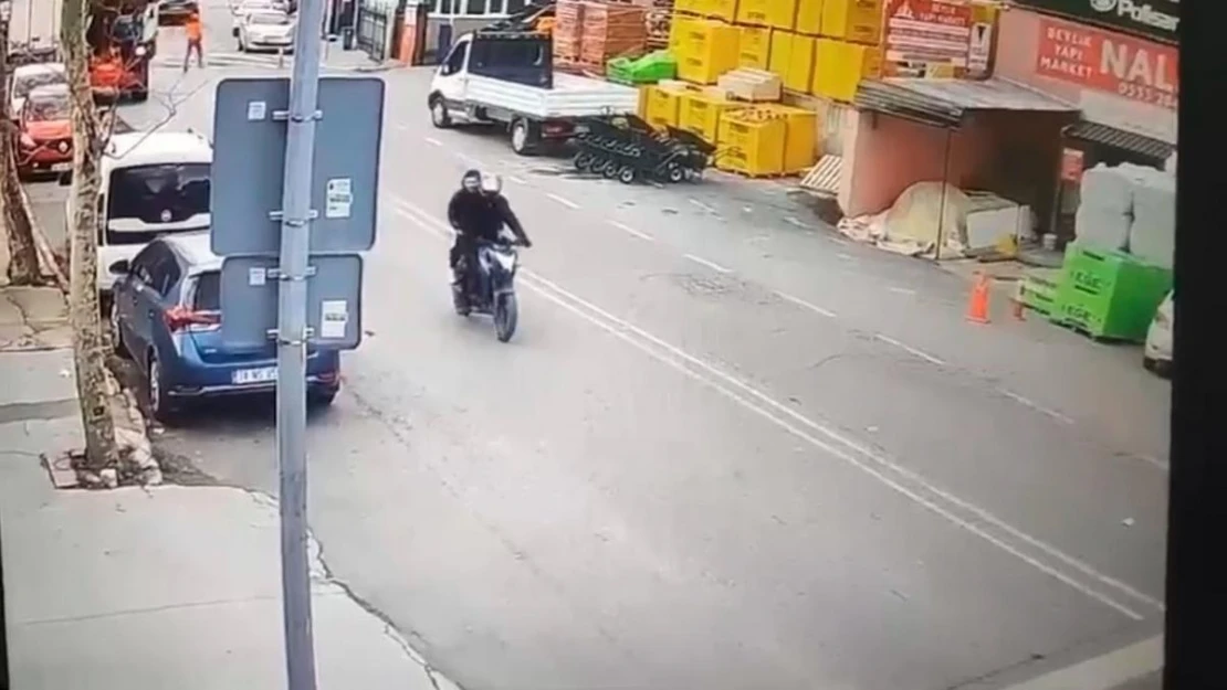 Beylikdüzü'nde motosikletli şahıslar taş atıp aracın camını kırdı