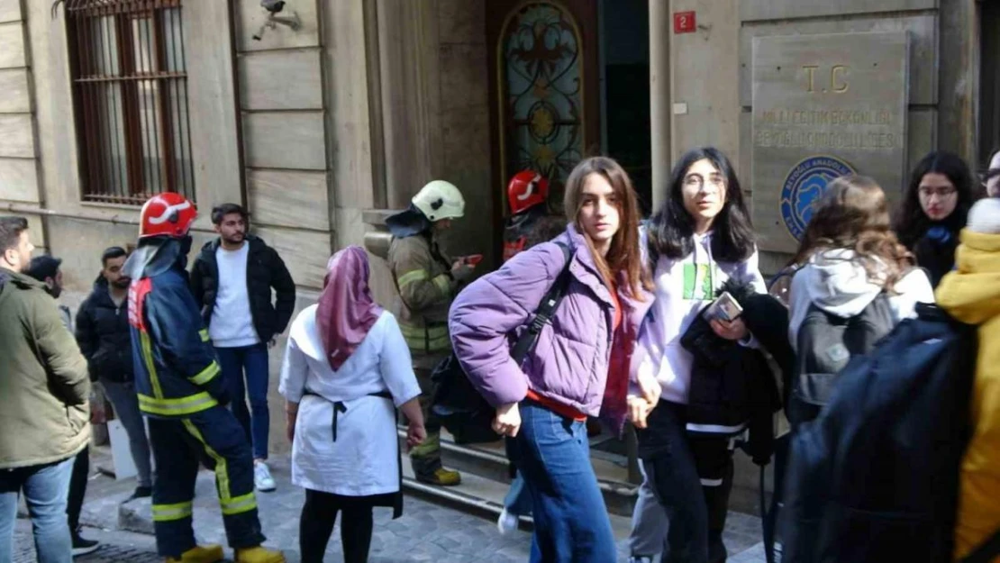 Beyoğlu Anadolu Lisesi'nde yangın paniği