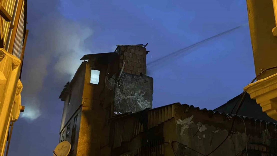 Beyoğlu'nda 3 katlı bina alev alev yandı