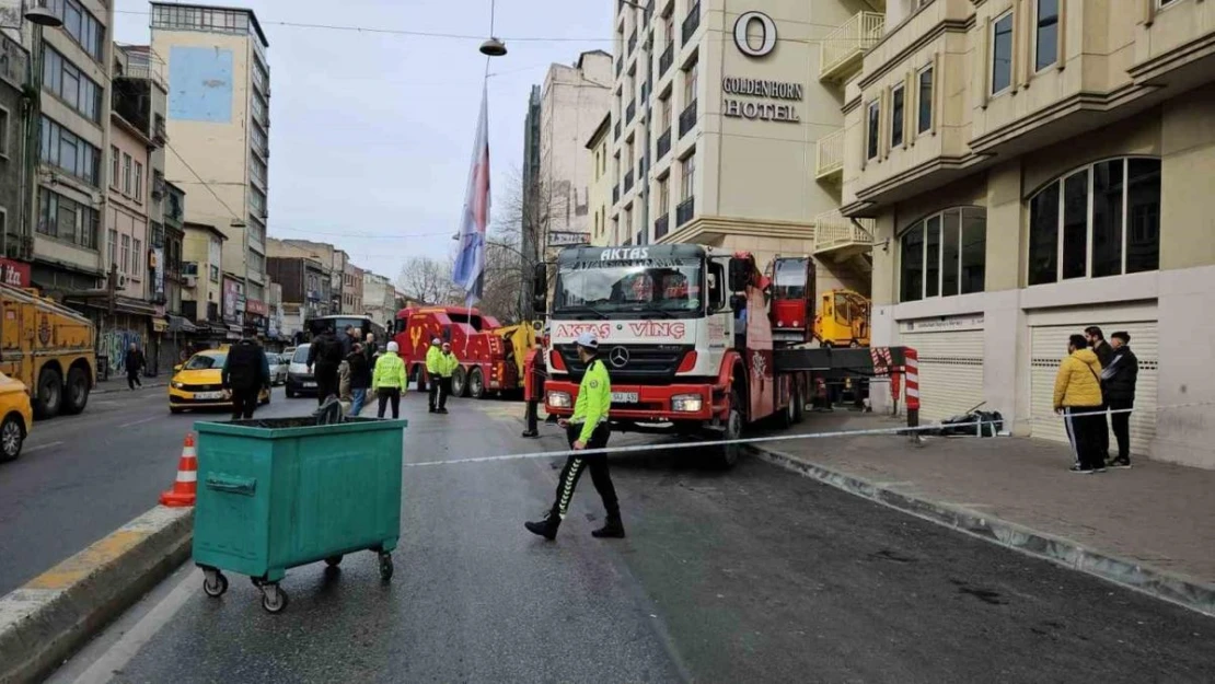 Beyoğlu'nda facianın eşiğinden dönüldü: Freni boşalan vinç, başka bir vince çarparak savurdu, 1 yaralı