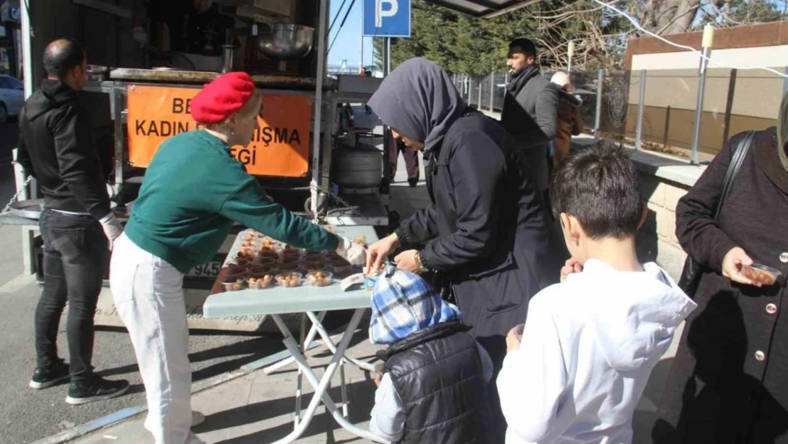 Beyşehir'de deprem felaketinin yıl dönümü dolayısıyla lokma dağıtıldı