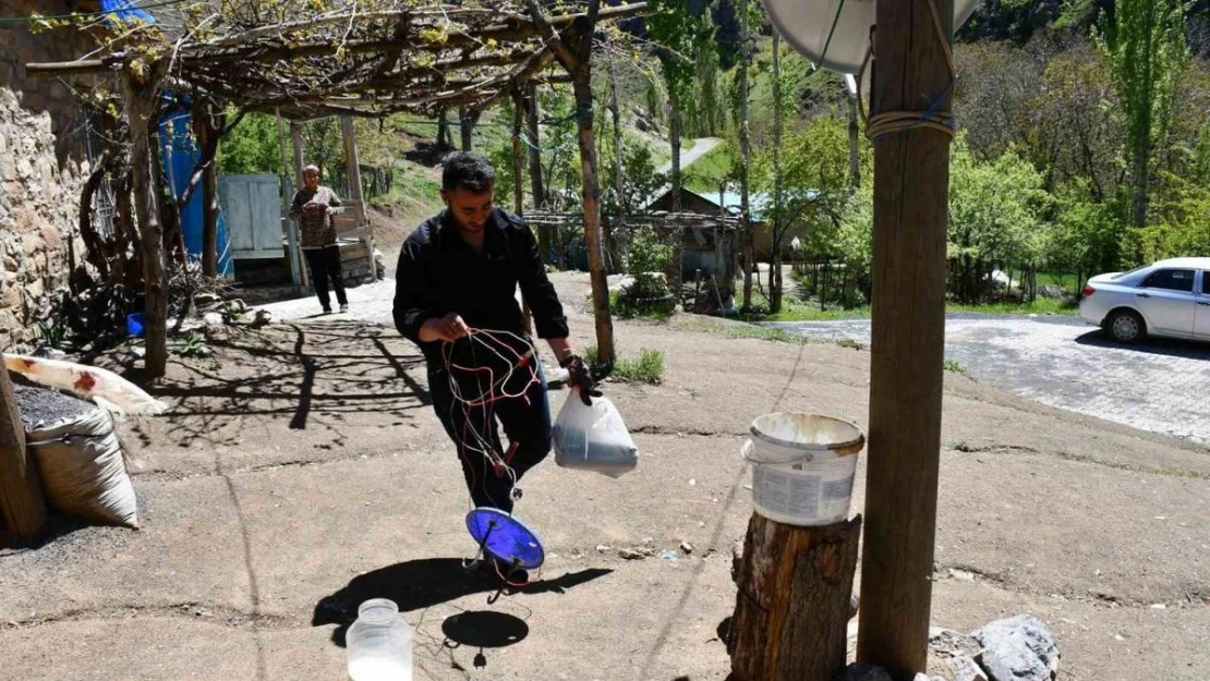 Beytüşşebap'ta elektrik bölümü üniversite öğrencisi yaptığı çalışmalarla köylerin ihtiyacını karşılıyor