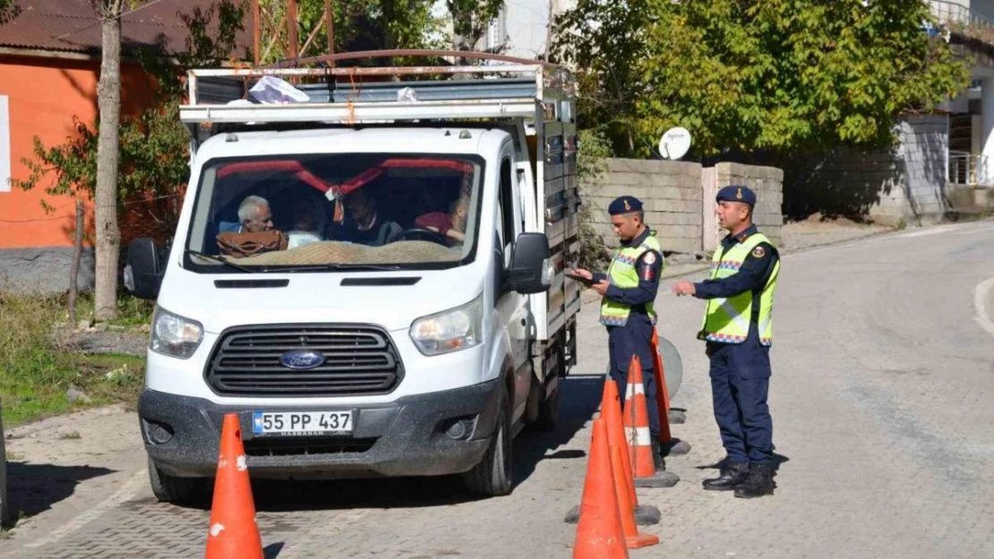 Beytüşşebap'ta jandarma ekipleri sürücüleri kemer takma konusunda uyardı