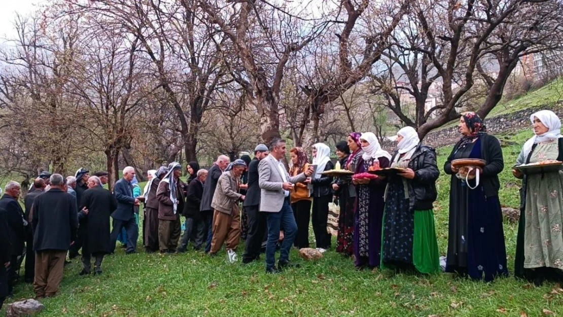 Beytüşşebap'ta kadınların mezarlık geleneği devam ediyor