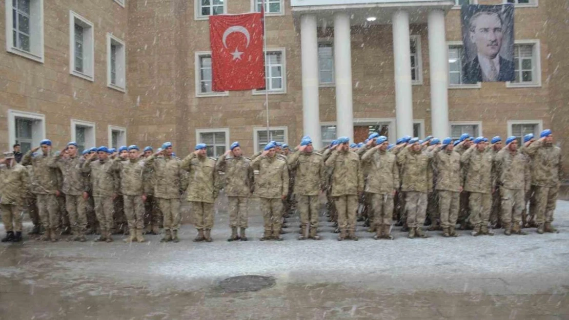 Beytüşşebap'ta Mehmetçik ve öğrenciler kar altında Çanakkale Zaferini kutladı