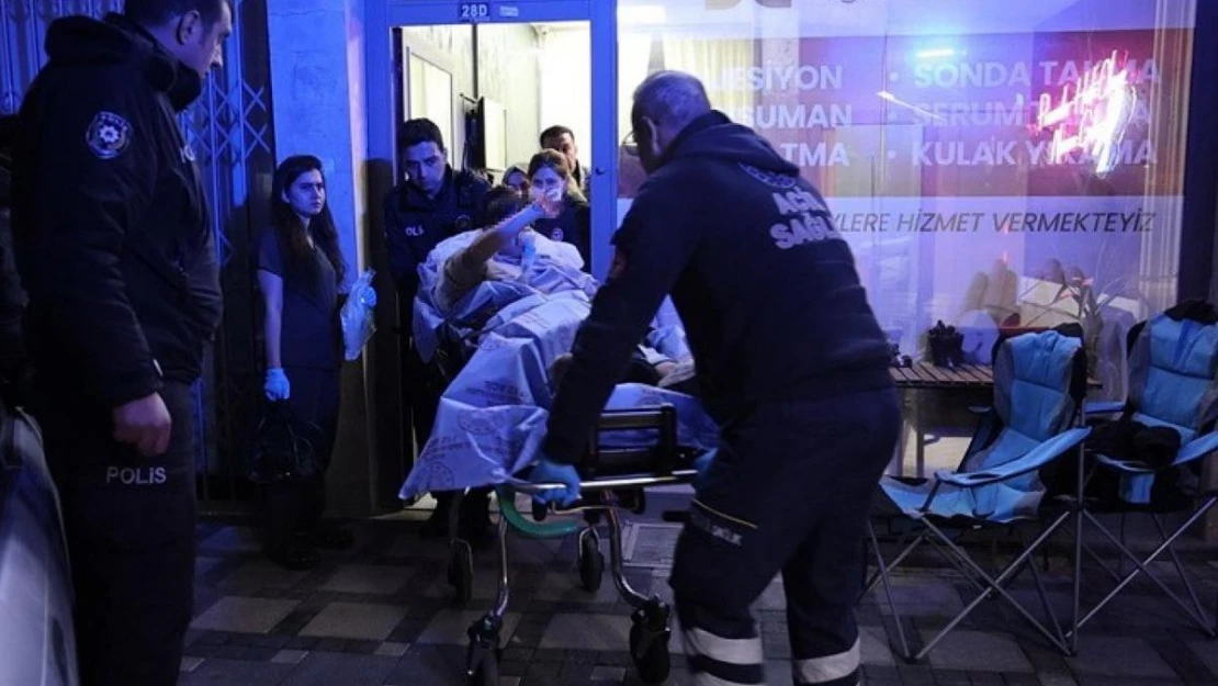 Bıçakla yaralanan genç kız ambulansa alınırken yakınlarına el salladı