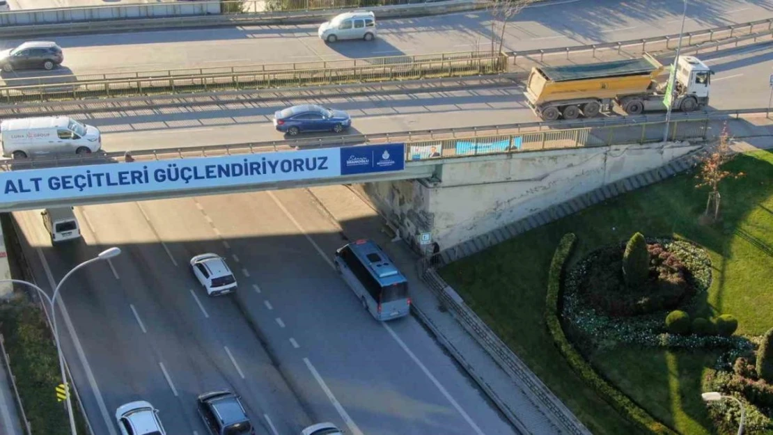 Bilboardda, 'Güçlendiriyoruz' yazan köprüye 1 yıldır çivi çakılmadı