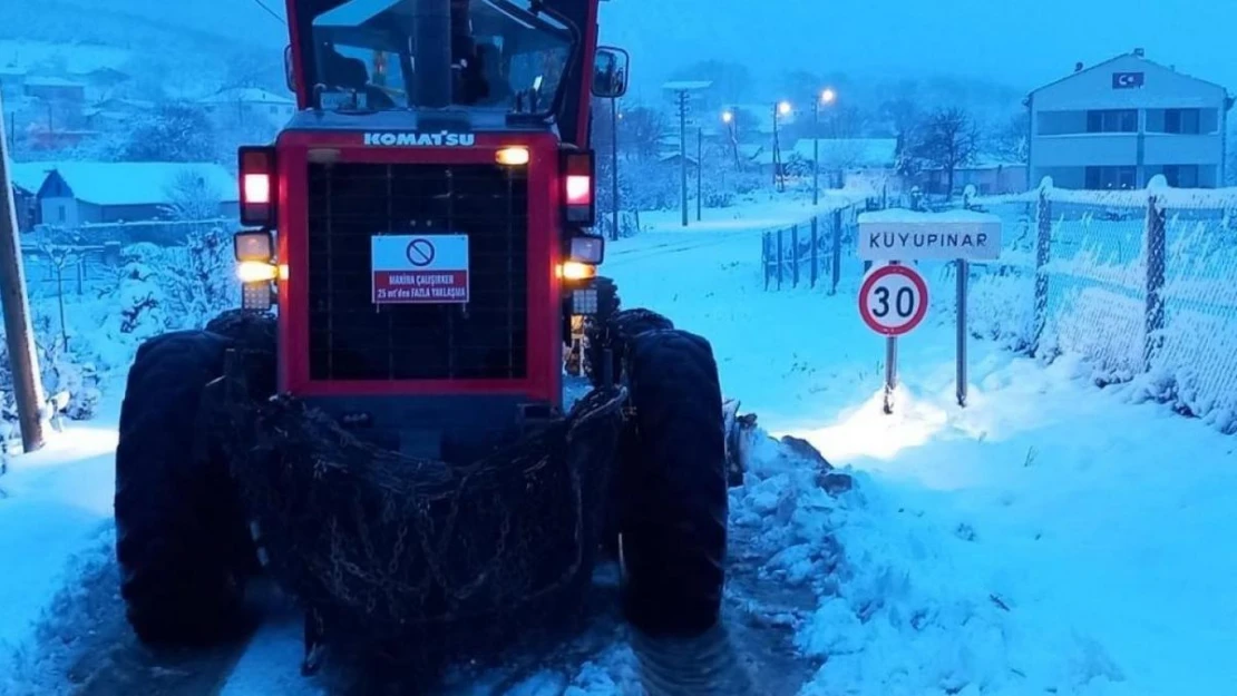 Bilecik'te kapanana köy yolları açmak için ekipler seferber oldu