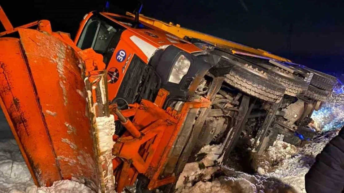 Bilecik'te kar kürüme ve tuzlama aracı devrildi