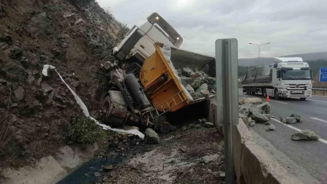 Bilecik'te taş yüklü kamyon devrildi 1 hafif yaralı