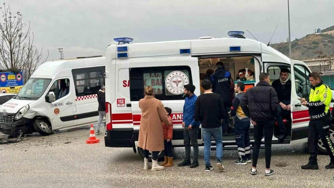 Bilecik'te yolcu minibüsü ile otomobil çarpıştı, 4 kişi yaralandı