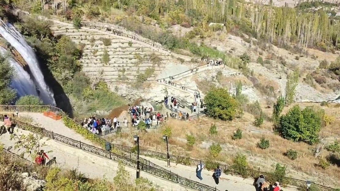 Bin kişilik öğrenci kafilesi Uzundere'yi gezdi