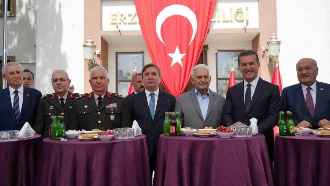 Binali Yıldırım memleketi Erzincan'da bayramlaşma programına katıldı