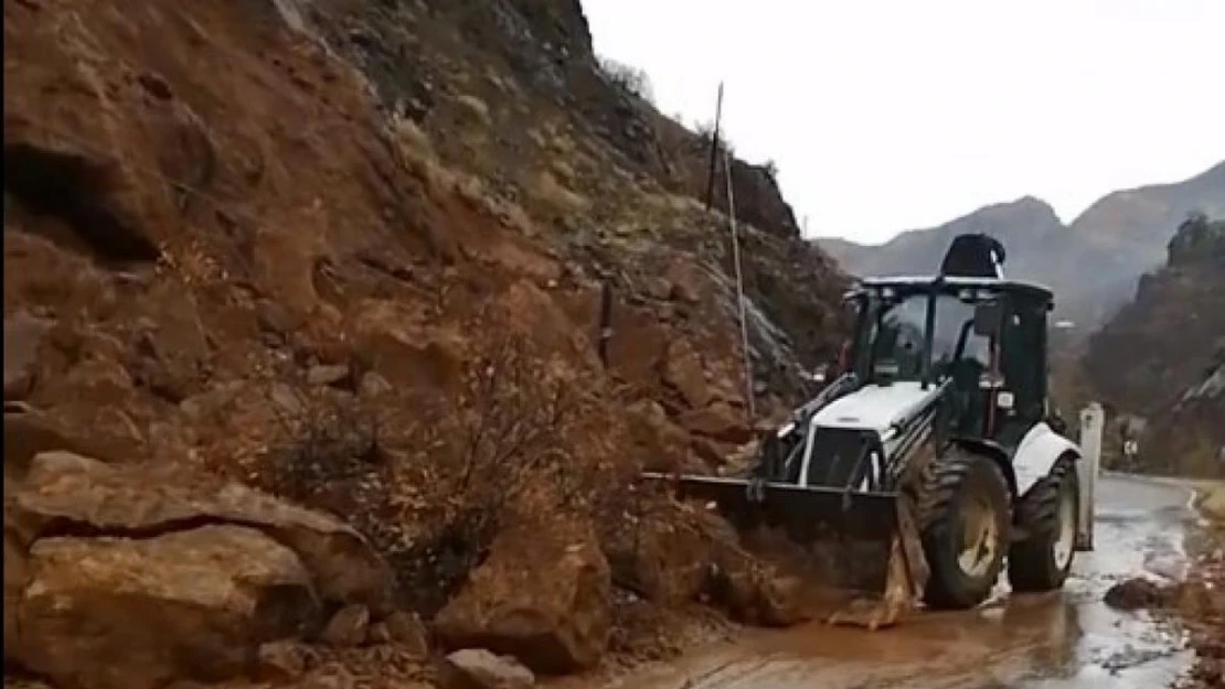 Bingöl'de kuvvetli sağanak heyelan getirdi: Yol açma çalışmaları sürüyor