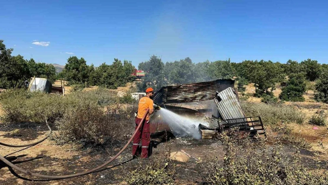 Bingöl'de metruk yapıda çıkan yangın ormanlık alana sıçramadan söndürüldü