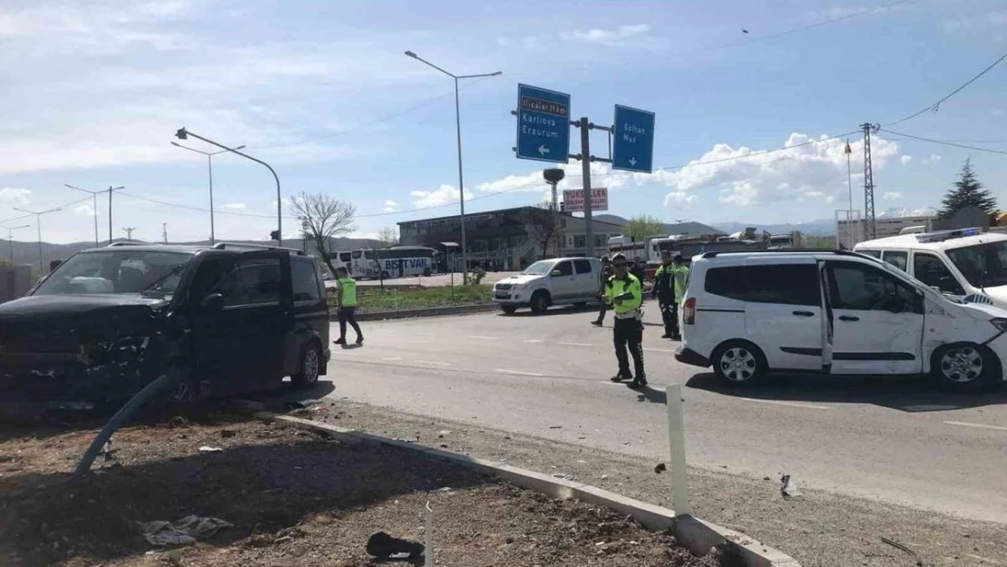 Bingöl'de minibüs ve hafif ticari araç çarpıştı: 15 yaralı