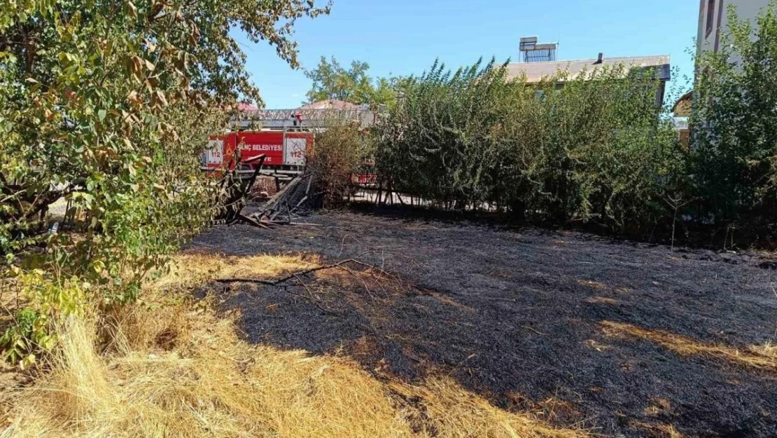 Bingöl'de örtü yangını eve sıçramadan söndürüldü