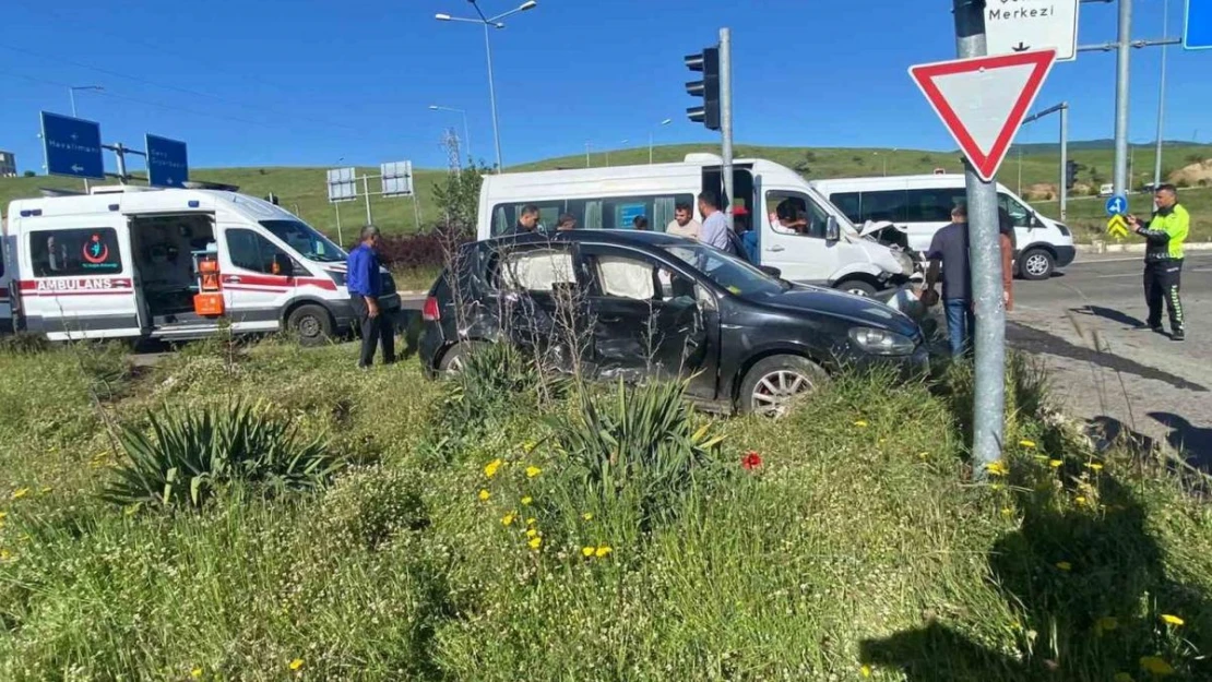 Bingöl'de otomobil ile minibüs çarpıştı: 9 yaralı