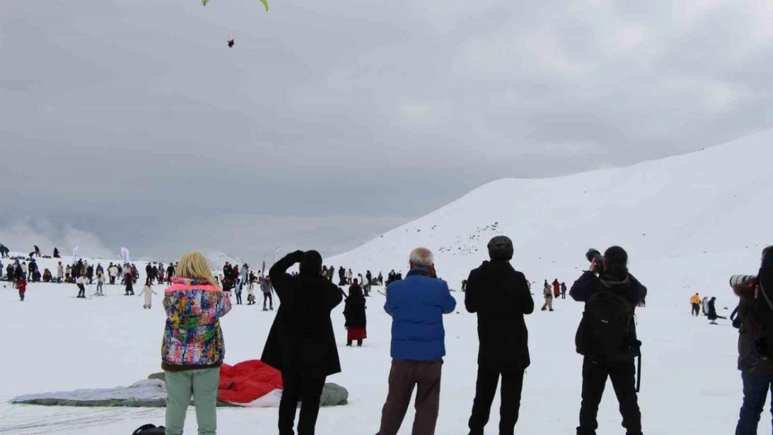 Bingöl'deki kayak merkezinde, paraşütçüler fotoğrafçılar için uçuş yaptı